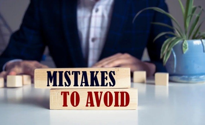 two blocks are placed on a table and on them "mistakes to avoid" is written